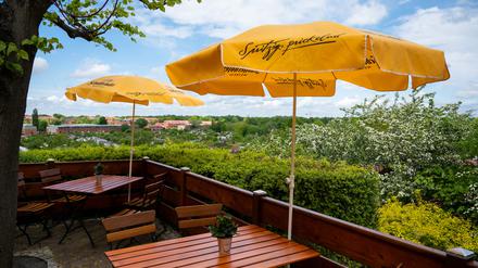 In einem Restaurant auf dem Pfingstberg sind Tische frei. Seit dem 21. Mai gelten in weiten Teilen Brandenburgs verschiedene Lockerungsregelungen. Unter anderem darf die Außengastronomie unter bestimmten Auflagen wieder öffnen. +++ dpa-Bildfunk +++
