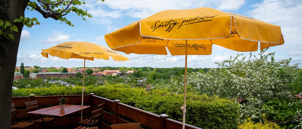 In einem Restaurant auf dem Pfingstberg sind Tische frei. Seit dem 21. Mai gelten in weiten Teilen Brandenburgs verschiedene Lockerungsregelungen. Unter anderem darf die Außengastronomie unter bestimmten Auflagen wieder öffnen. +++ dpa-Bildfunk +++