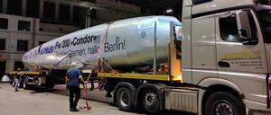 Mit einem Schwertransport wurde der 23 Meter lange Rumpf diese Woche aus Bremen nach Berlin gebracht. 