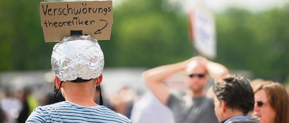 Ein Mann trägt während einer Protestkundgebung der Initiative „Querdenken 711“ einen Aluhut. Foto: Sebastian Gollnow/dpa