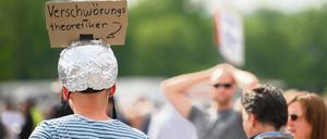 Ein Mann trägt während einer Protestkundgebung der Initiative „Querdenken 711“ einen Aluhut. Foto: Sebastian Gollnow/dpa
