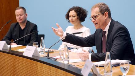 Regierungs-Trio im Clinch: Berliner Regierender Bürgermeister Michael Müller (SPD, r.), Wirtschaftssenatorin Ramona Pop (Grüne, m.) und Kultursenator Klaus Lederer (Linke, l.).