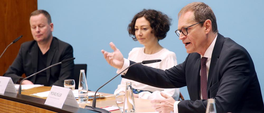 Regierungs-Trio im Clinch: Berliner Regierender Bürgermeister Michael Müller (SPD, r.), Wirtschaftssenatorin Ramona Pop (Grüne, m.) und Kultursenator Klaus Lederer (Linke, l.).