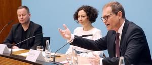 Regierungs-Trio im Clinch: Berliner Regierender Bürgermeister Michael Müller (SPD, r.), Wirtschaftssenatorin Ramona Pop (Grüne, m.) und Kultursenator Klaus Lederer (Linke, l.).