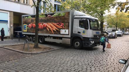 Dumm gelaufen. Ein Edeka-Lkw parkt den Gehweg in der Smetanastraße in Weißensee zu. Das Bezirksamt rät, Schulkinder sollten deswegen besser einen anderen Weg nehmen.