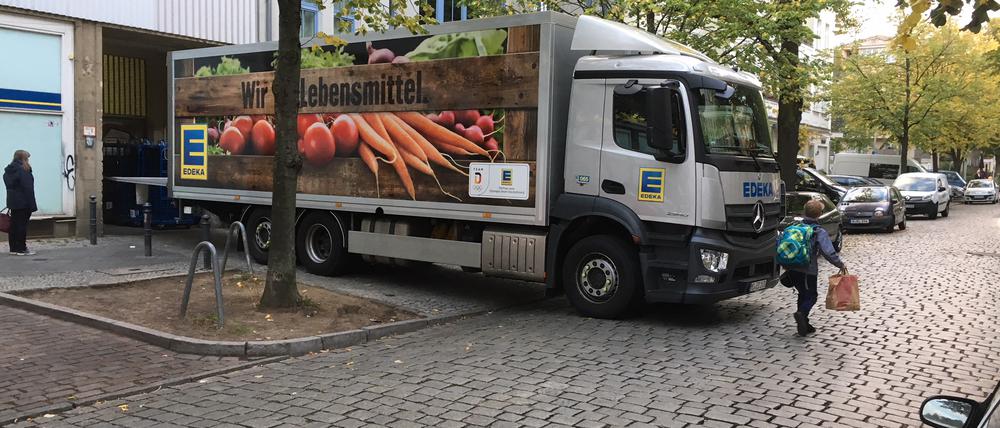Dumm gelaufen. Ein Edeka-Lkw parkt den Gehweg in der Smetanastraße in Weißensee zu. Das Bezirksamt rät, Schulkinder sollten deswegen besser einen anderen Weg nehmen.