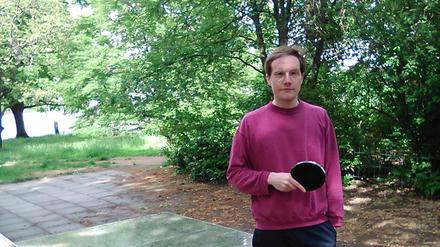 Elf Punkte sind ein Satz. Der Schriftsteller Jakob Nolte an der Tischtennisplatte in der Dudenstraße, Neukölln.