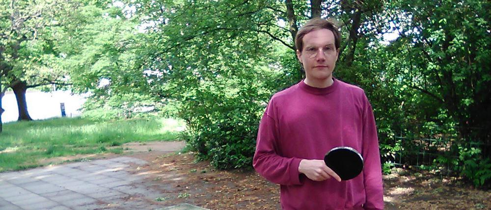Elf Punkte sind ein Satz. Der Schriftsteller Jakob Nolte an der Tischtennisplatte in der Dudenstraße, Neukölln.