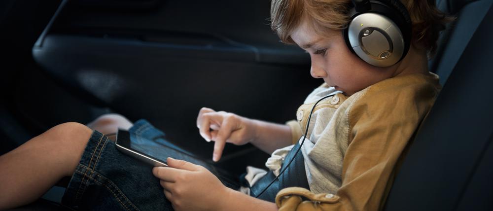 Tablets können Kinder stundenlang in den Bann ziehen.