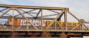 Diese Brücke wird 2025 abgerissen. Vorher entsteht am Gleisdreieck eine Ersatzkurve.