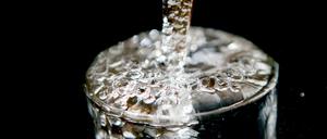ARCHIV - 02.07.2008, Nordrhein-Westfalen, Köln: Ein Glas läuft voll Trinkwasser. (zu dpa: «"Virtuelles Wasser": Auch T-Shirt und Steak tragen zu Verbrauch bei») Foto: picture alliance / dpa +++ dpa-Bildfunk +++