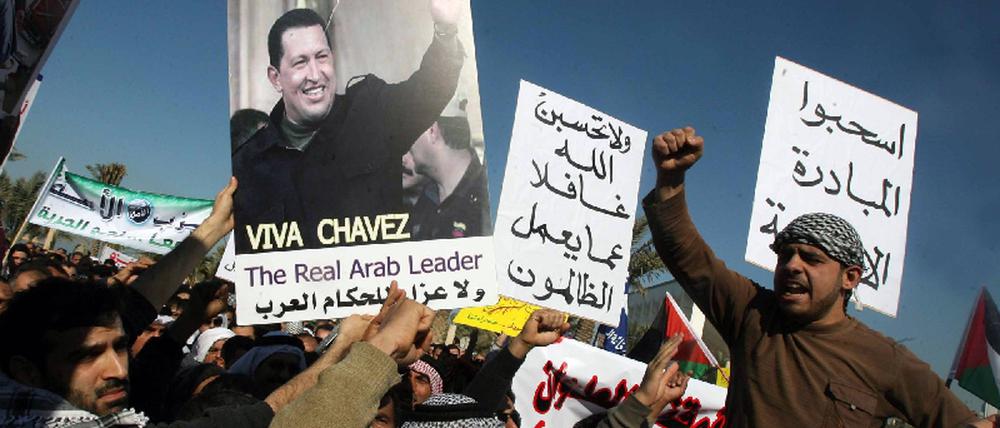 Kundgebung Anti-Israel mit Chavez Plakat