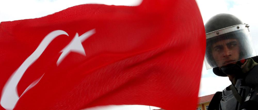 Soldat hinter türkischer Flagge