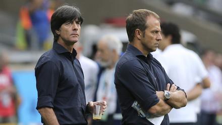 Hansi Flick (r.) hat von Joachim Löw einen kleinen Rucksack mitbekommen.