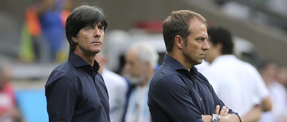 Hansi Flick (r.) hat von Joachim Löw einen kleinen Rucksack mitbekommen.