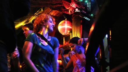 Tanzende Menschen in einer Disco.