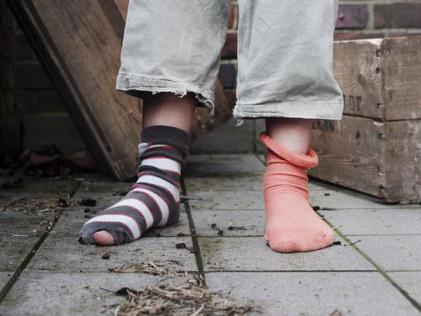 kind löcherige socken