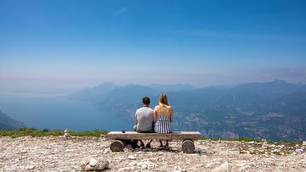 Er ist wieder erreichbar: der Gardasee vom Monte Baldo aus gesehen.
