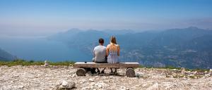 Er ist wieder erreichbar: der Gardasee vom Monte Baldo aus gesehen.