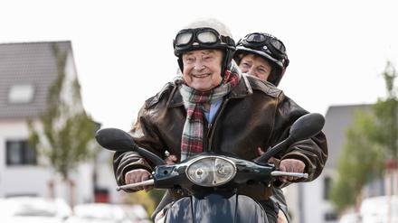 Happy senior couple riding motor scooter model released Symbolfoto PUBLICATIONxINxGERxSUIxAUTxHUNxONLY UUF14922  