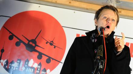6.12.2010: Die Vorsitzende der Bundestagsfraktion von Bündnis 90/Die Grünen, Renate Künast, spricht in Lichtenrade auf einer Demonstration gegen die geplanten Flugrouten des Flughafen Schönefeld, der zum Großflughafen Berlin Brandenburg International (BBI) ausgebaut wird.