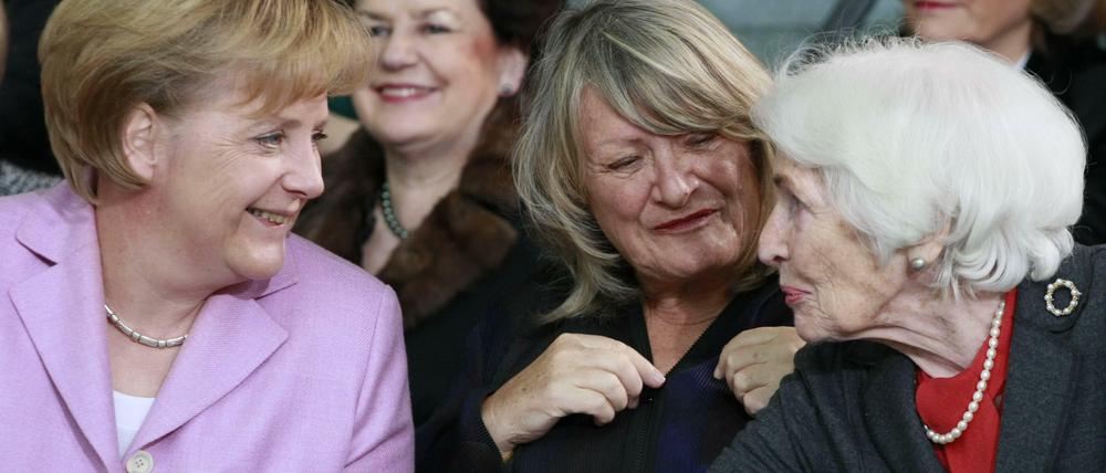 Hildegard Hamm-Brücher mit Angela Merkel und Alice Schwarzer 2009 im Kanzleramt anlässlich des Jubiläums "90 Jahre Frauenwahlrecht".