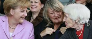 Hildegard Hamm-Brücher mit Angela Merkel und Alice Schwarzer 2009 im Kanzleramt anlässlich des Jubiläums "90 Jahre Frauenwahlrecht".