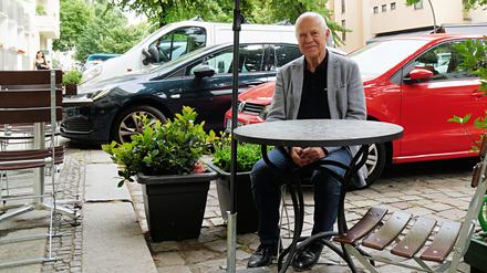 Matthias Bräutigam macht es vor: Bisherige Parkplätze sollen künftig zum Verweilen einladen.        