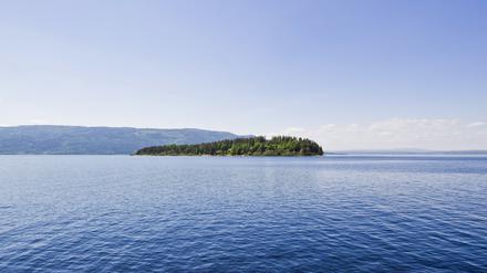 Seit Jahrzehnten gehört die Insel Utøya der Jugendorganisation AUF der sozialdemokratischen Arbeiterpartei in Norwegen. Traditionell findet dort ein Sommerlager statt, zu dem hunderte Jugendliche aus dem ganzen Land anreisen.