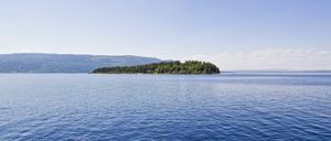 Seit Jahrzehnten gehört die Insel Utøya der Jugendorganisation AUF der sozialdemokratischen Arbeiterpartei in Norwegen. Traditionell findet dort ein Sommerlager statt, zu dem hunderte Jugendliche aus dem ganzen Land anreisen.