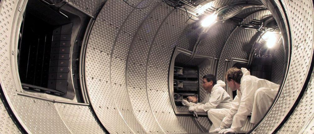 Das Reaktorgefäß des „Iter“ ähnelt einem riesigen Donut. Eingeschlossen von starken Magnetfeldern schwebt darin ein Gemisch geladener Teilchen. Ist die Temperatur hoch genug, verschmelzen sie – und sehr viel Energie wird frei.