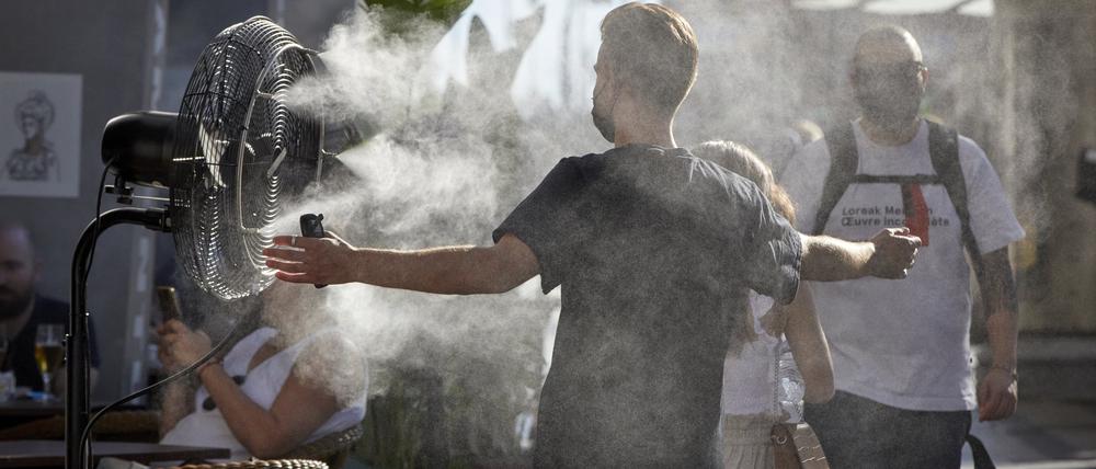 Sehnsucht nach Abkühlung. Weltweit steigen die Temperaturen so sehr, dass Menschen deshalb verstärkt unter Herz-Kreislauf-Erkrankungen leiden. Foto: dpa
