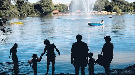 Zerstörte Ufer durch Besuchermassen: der Weiße See in Pankow.