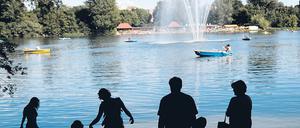 Ein Bild der Vergangenheit? Der Wasserzugang am Weißen See ist eigentlich nur im Strandbad (hinter der Fontäne) erlaubt.