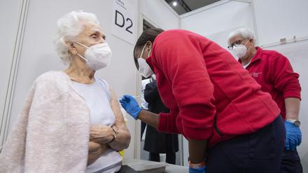 Die Immunität nach einer Coronaimpfung ist bei Älteren oft nicht so langanhaltend wie bei Jüngeren.