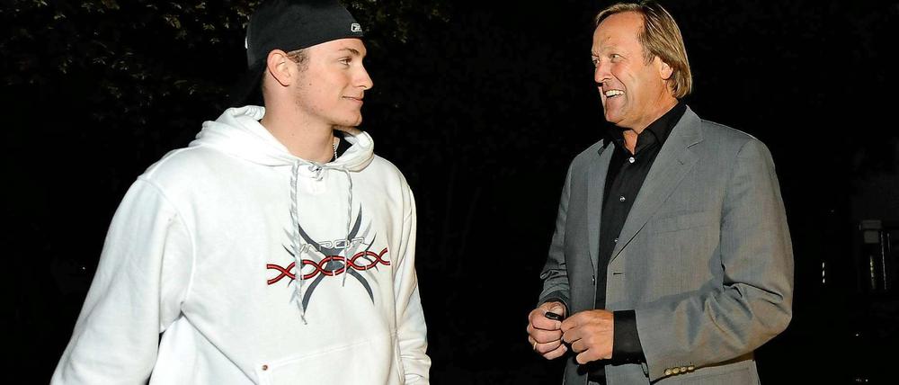 Familienzusammenkunft. Tom mit Vater Erich Kühnhackl nach seinem DEL-Debüt.