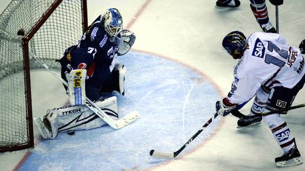 EHC Eisbaeren Berlin - Adler Mannheim