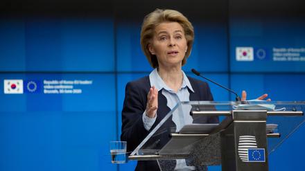 EU-Kommissionschefin Ursula von der Leyen geht gegen Desinformation vor, die seit dem Beginn der Pandemie auf dem Vormarsch ist.
