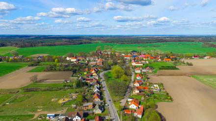 Immerhin 38 Prozent der Immobilienberater von Landesbausparkassen erwarten, dass die Nachfrage nach Immobilien im ländlichen Raum im Umkreis von bis zu 1,5 Stunden Fahrzeit um die nächstgelegene Kernstadt wächst. Sieversdorf liegt südöstlich von Berlin, im Landkreis Oder-Spree und damit in einem Bereich des überproportional wachsenden Speckgürtels.