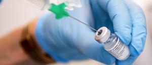 Eine Klinik-Mitarbeiterin zieht den Covid-19 Impfstoff von Biontech/Pfizer für eine Impfung auf eine Spritze. 