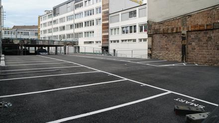 Nun gibt es einen Parkplatz an der Stelle des abgerissenen Altbaus in Wilmersdorf.