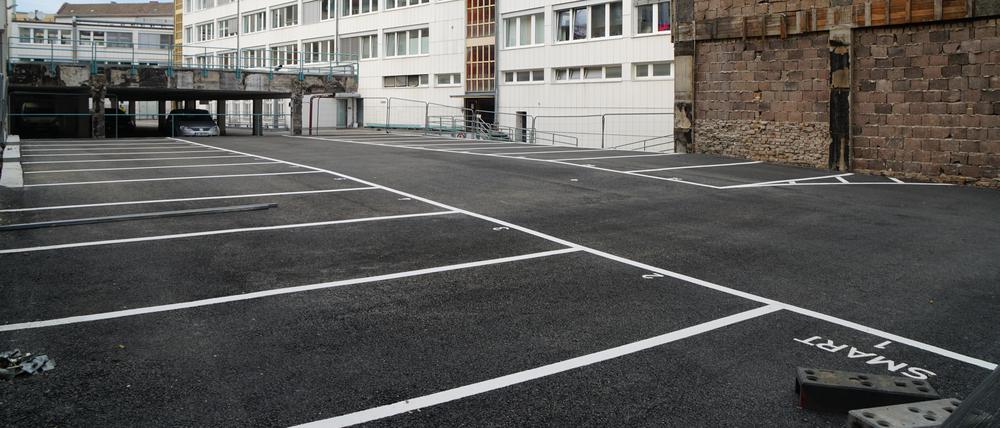 Nun gibt es einen Parkplatz an der Stelle des abgerissenen Altbaus in Wilmersdorf.