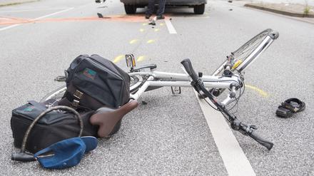 Ein Fahrrad liegt nach einem Verkehrsunfall auf der Straße. 