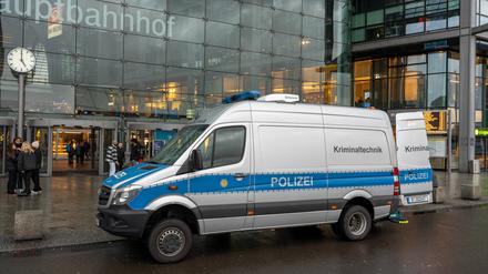 Bei einem Einsatz im Berliner Hauptbahnhof machte die Polizei Gebrauch von der Schusswaffe. Ein Bundespolizist schoss auf eine 14-jährige mutmaßliche Ladendiebin. Kriminaltechnik der Berliner Polizei war vor Ort.