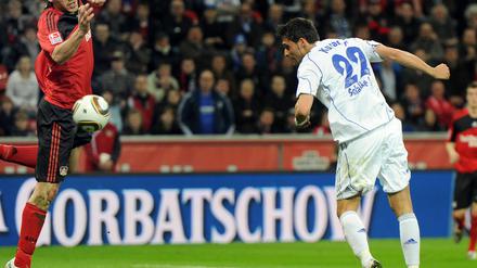 Er trifft und trifft. Kuranyi macht das 2:0. Friedrich lann es nicht verhindern.