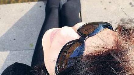 Sarden wie Sardinen: Diese 16- und 17-jährigen Austauschschüler streckten sich gestern im Tiergarten aus. Eine Woche bleiben die Italiener hier bei Gastfamilien, dann geht es gen Heimat.Fotos: Steinert