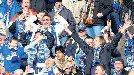 Manche feiern, andere schweigen. Die Fans von Hertha BSC präsentieren sich derzeit gespalten. Foto: dpa