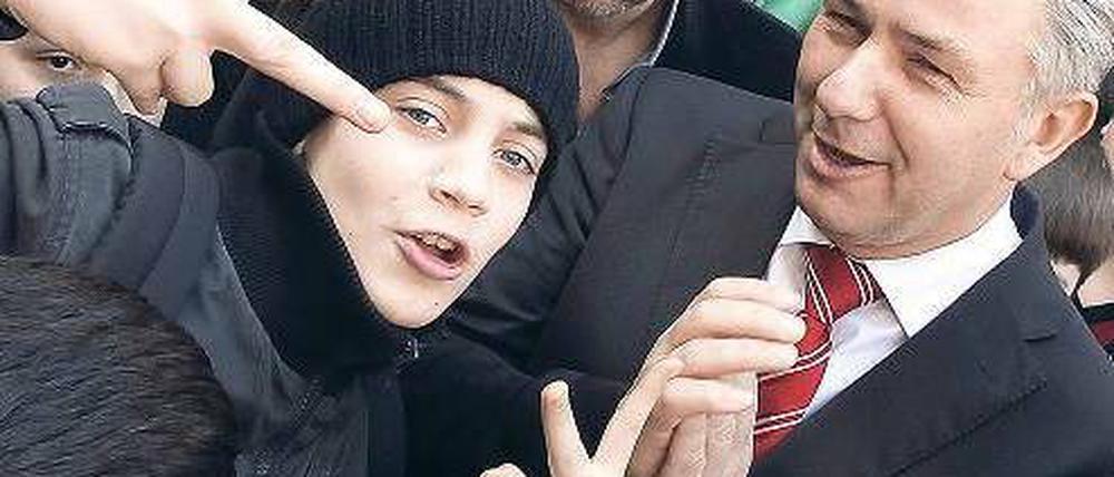 Fingerfertig. Auf seiner Kieztour durch den Bezirk Mitte besuchte Klaus Wowereit am Montag die Moabiter Hedwig-Dohm-Schule. Sie ist eine der neuen Sekundarschulen. Foto: Davids/Darmer