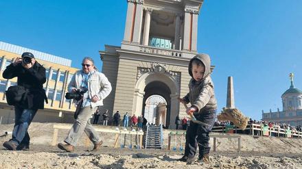 Schwerstarbeit. Für die einen ist die Baustelle im Herzen Potsdams ein Politikum, für die anderen – ein Sandkasten. Der kleine Michael stahl den Größen aus Politik und Wirtschaft die Schau, als er sein eigenes Stadtschloss-Event veranstaltete. Foto: dpa