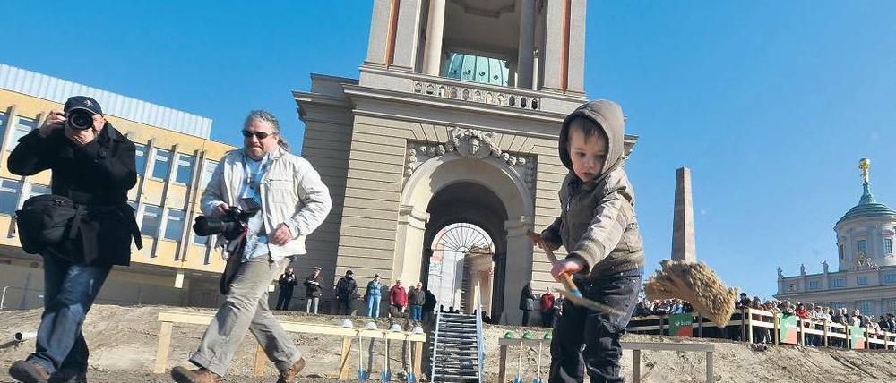 Schwerstarbeit. Für die einen ist die Baustelle im Herzen Potsdams ein Politikum, für die anderen – ein Sandkasten. Der kleine Michael stahl den Größen aus Politik und Wirtschaft die Schau, als er sein eigenes Stadtschloss-Event veranstaltete. Foto: dpa
